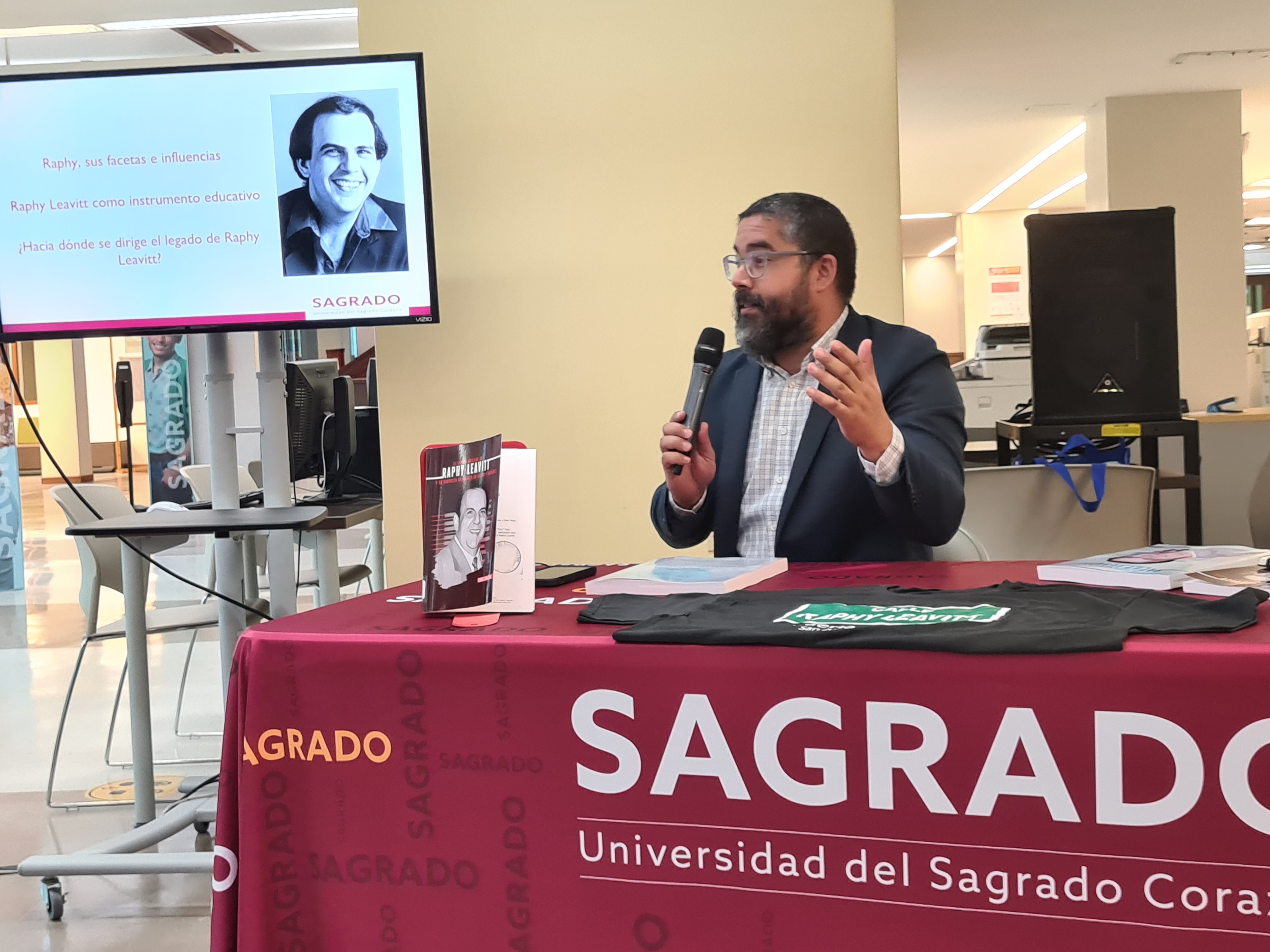 imagen de lector Javier Hernandez sentado en mesa de discusion