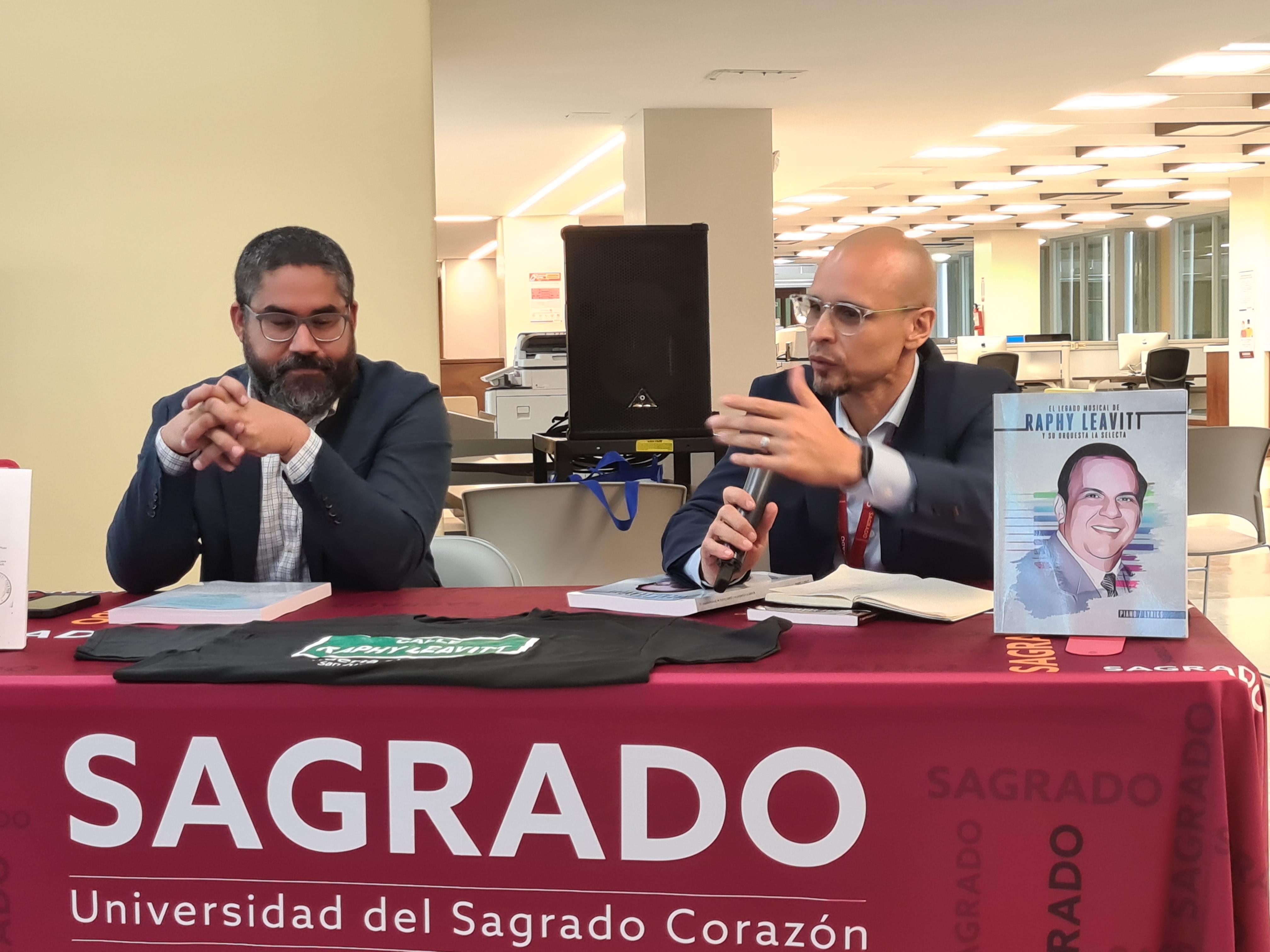 imagen de lectores invitados sentados en mesa de discusion 