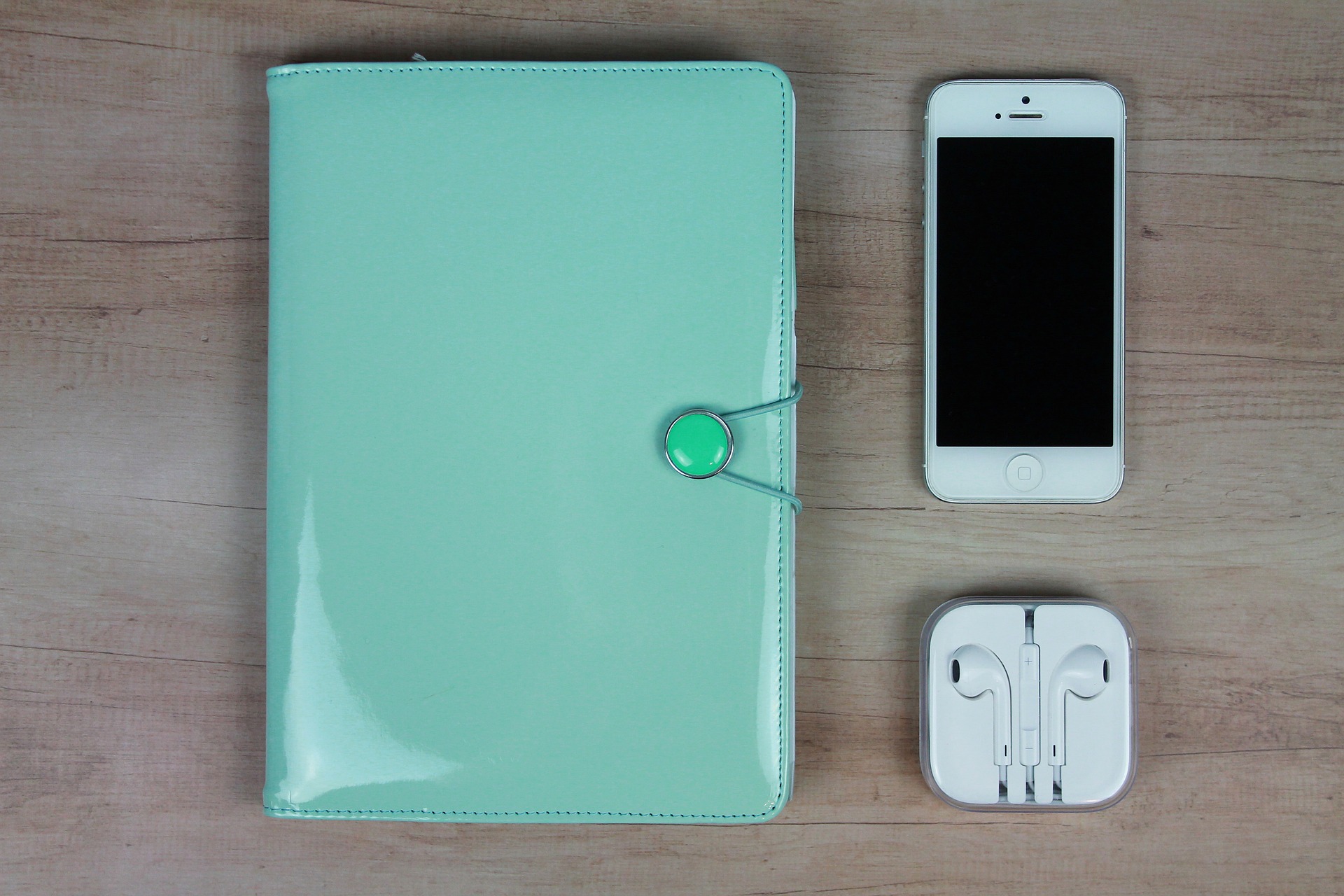 imagen de agenda con iphone y audifonos