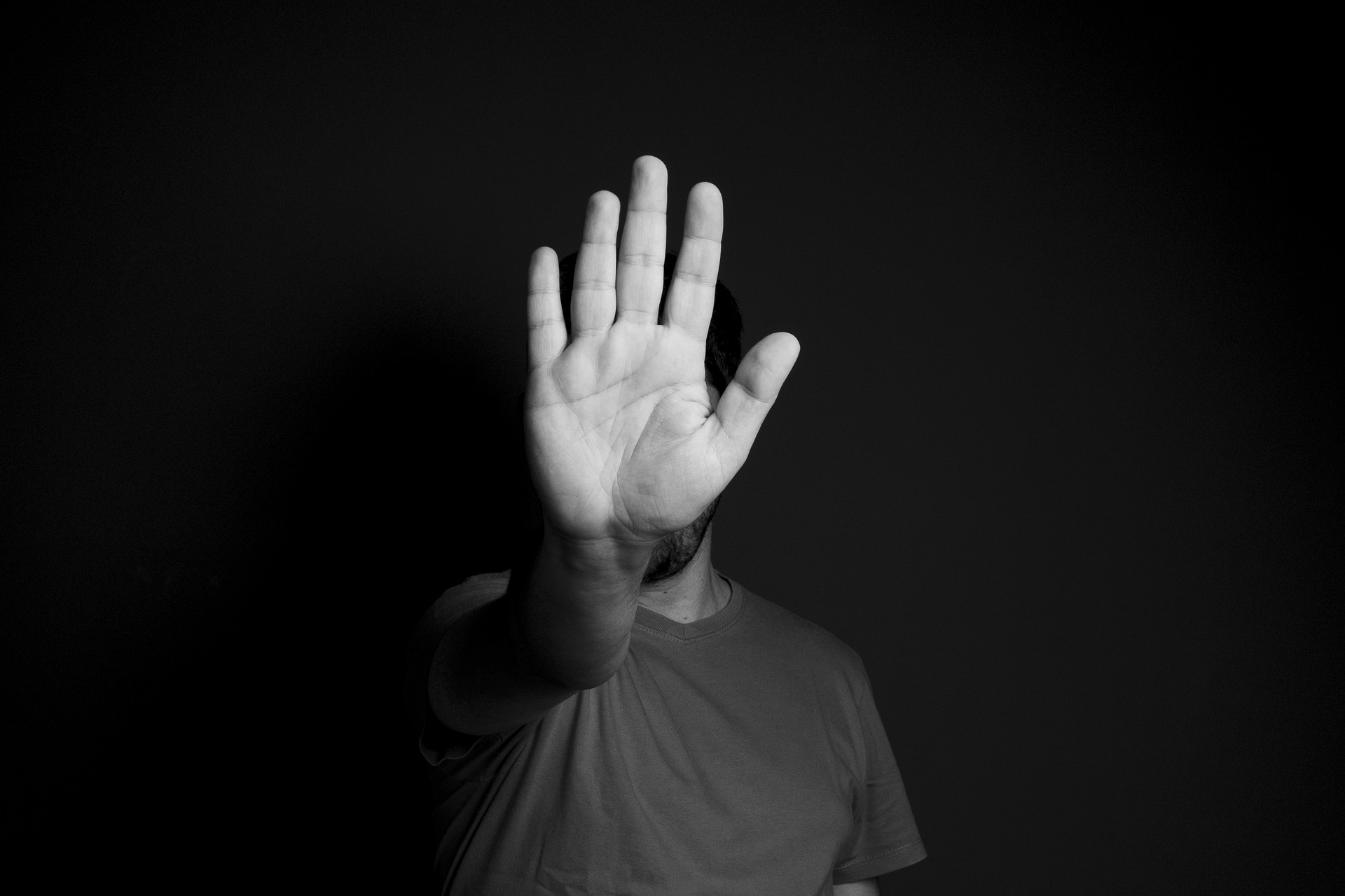 imagen de hombre tristecon la mano en posicion de detente 