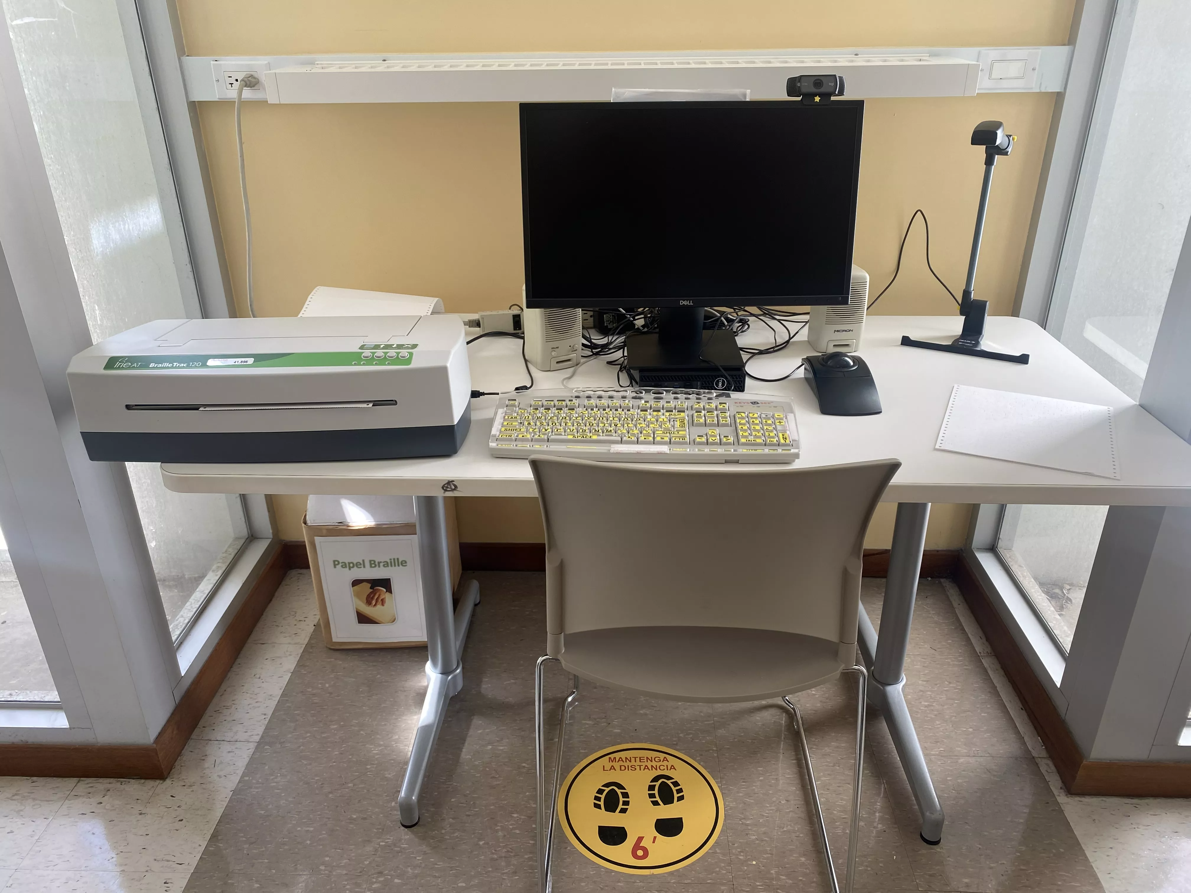 Foto equipo de escritorio para usuarios con diversidad funcional 