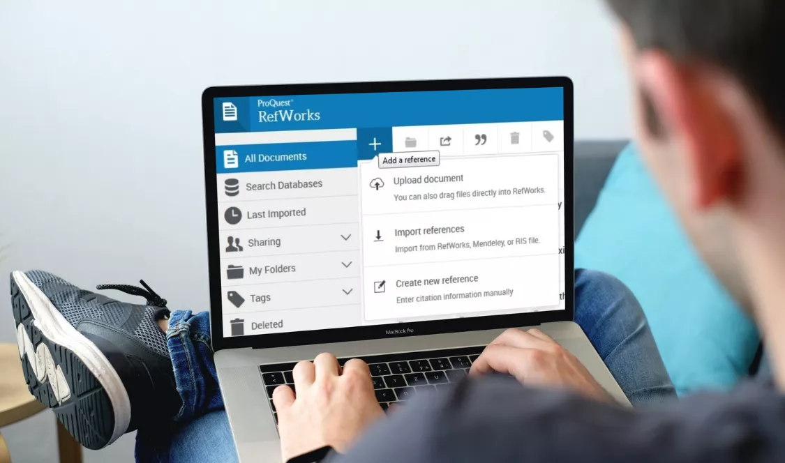 Imagen usuario con computadora utilizando refworks