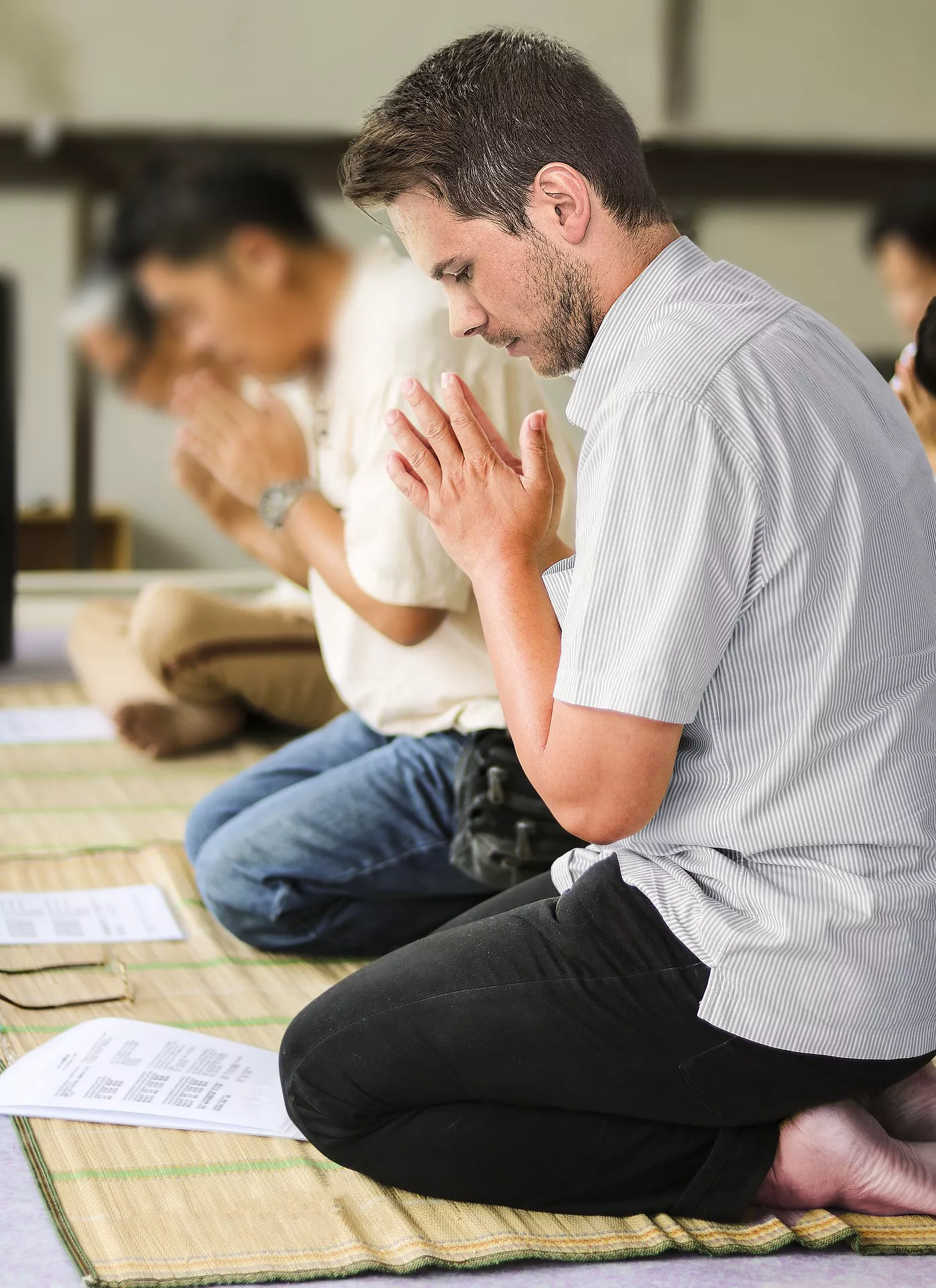 imagen hombre de rodilla orando 