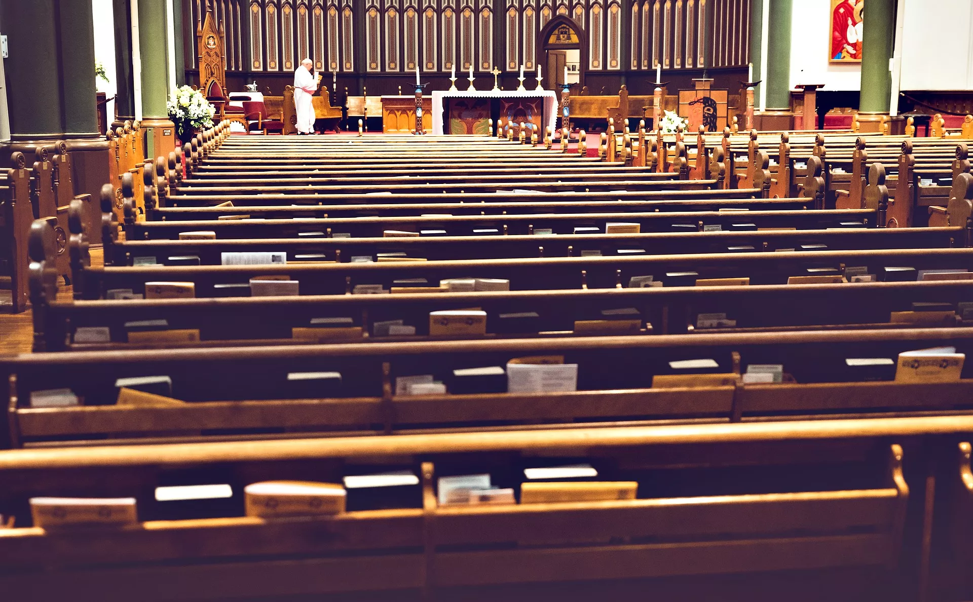 Imagen templo cristiamo con enfoque hacia el podio 